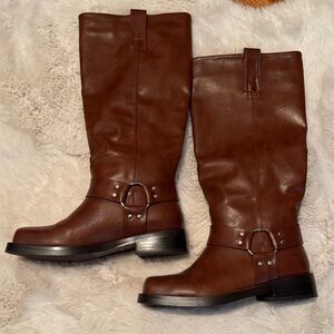 Brown Leather Knee-High BootsThese boots were made for walkin’‼️